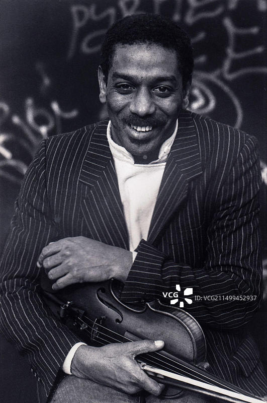 在纽约曼哈顿东村一栋公寓楼顶上，自由爵士小提琴家比利·邦的摆拍肖像，1983年图片素材