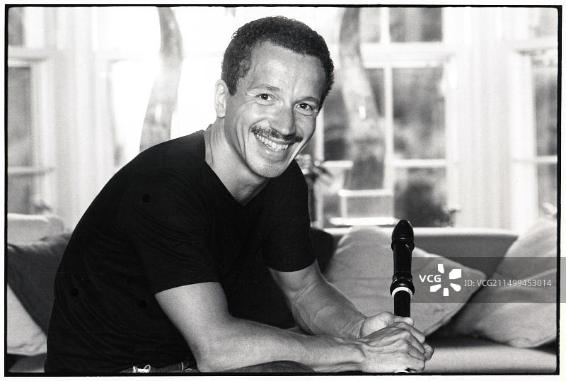 传奇爵士钢琴家凯斯·杰瑞特在宾夕法尼亚州乡村的家中，面带微笑，手持录音机的摆拍肖像图片素材