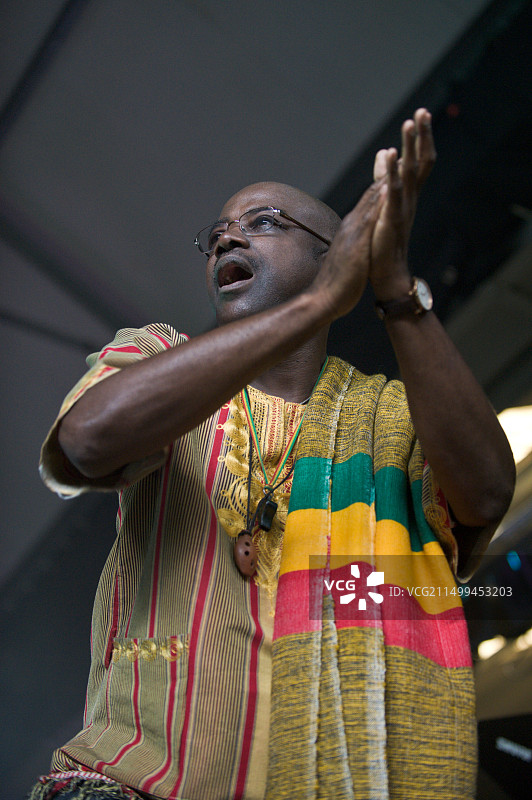 凯斯·韦特在布雷肯爵士音乐节上与观众互动表演图片素材