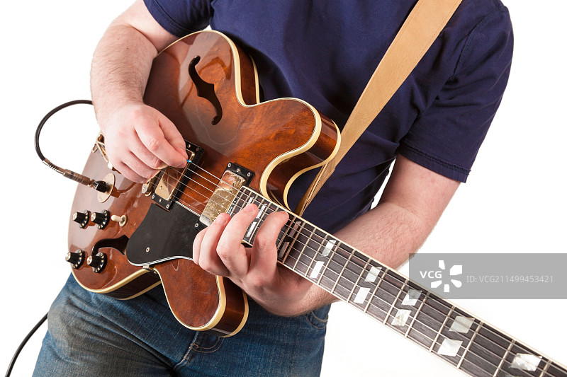 弹电吉他的年轻吉他手图片素材