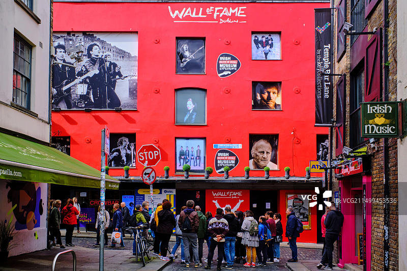 爱尔兰都柏林旅游景点：圣殿酒吧的音乐名人墙图片素材