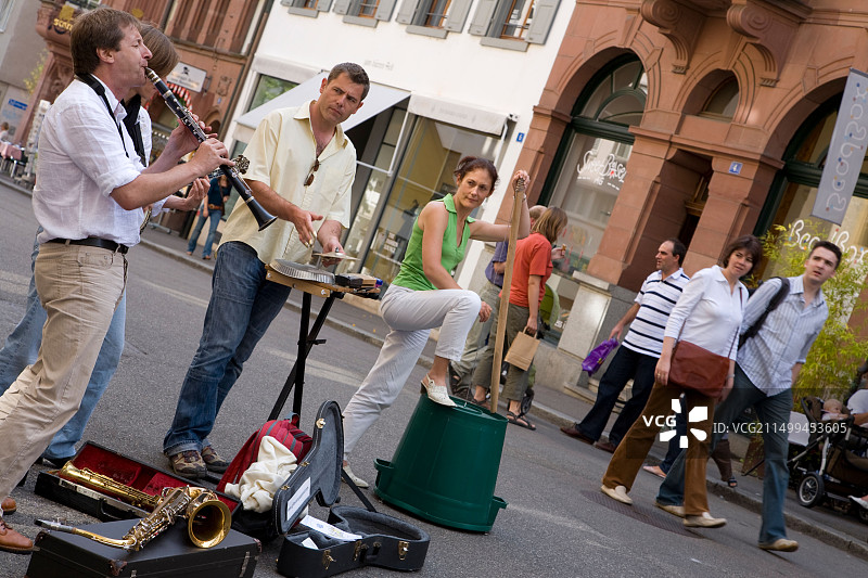 瑞士巴塞尔Schnabelgasse巷Barfuesserplatz广场的街头爵士乐艺人图片素材