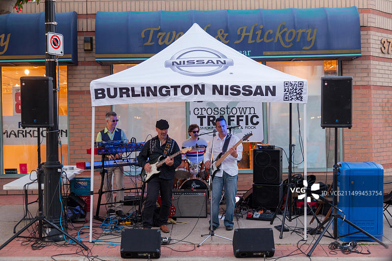 在加拿大安大略省伯灵顿斯宾塞·史密斯公园举办的“音乐之声节”街头节上的乐队表演图片素材