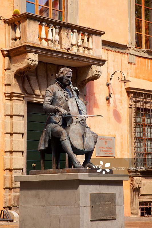 意大利托斯卡纳卢卡音乐学院的路易吉·博切里尼雕像图片素材