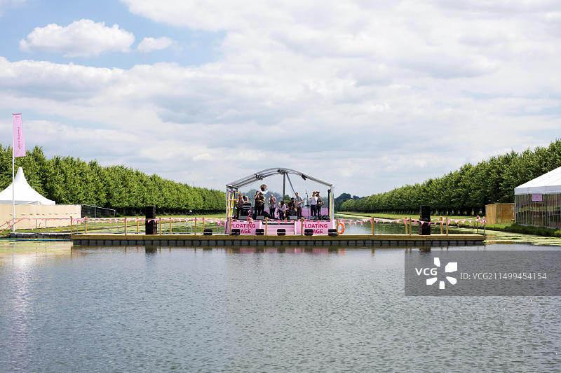 汉普顿宫漂浮舞台上的黄铜乐队，英国皇家园艺学会花卉节图片素材