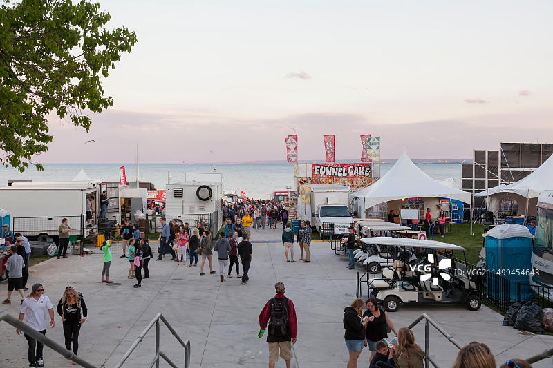 加拿大安大略省伯灵顿市斯宾塞·史密斯公园“音乐之声节”的游客，背景是安大略湖图片素材