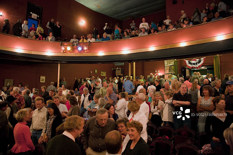 在科罗拉多州莱德维尔的塔博尔歌剧院（约1879年）的朱迪·柯林斯演出期间，中场休息时人群爆满。图片素材
