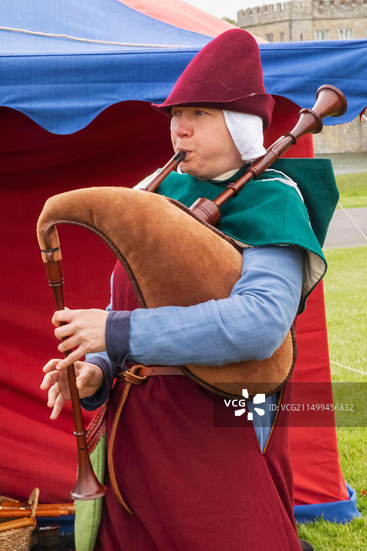 英国肯特郡利兹城堡中世纪节日上的风笛演奏者图片素材