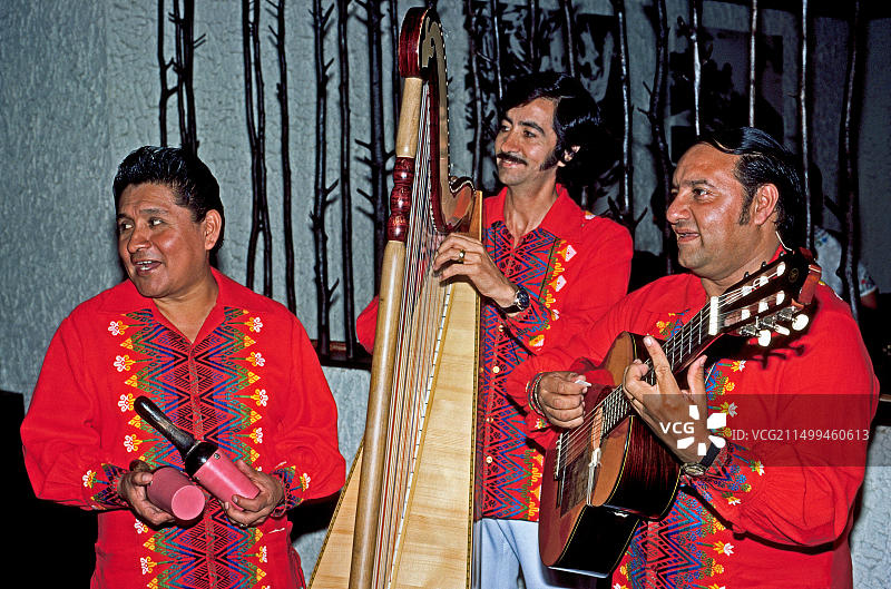 危地马拉音乐家在危地马拉城为酒店客人表演图片素材