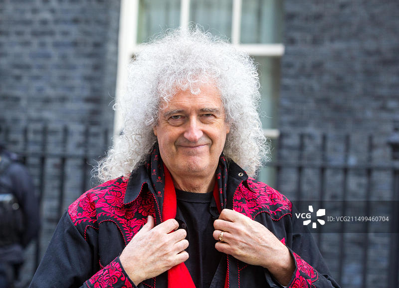 皇后乐队吉他手布莱恩·梅在唐宁街递交请愿书，呼吁首相特蕾莎·梅禁止皮草图片素材