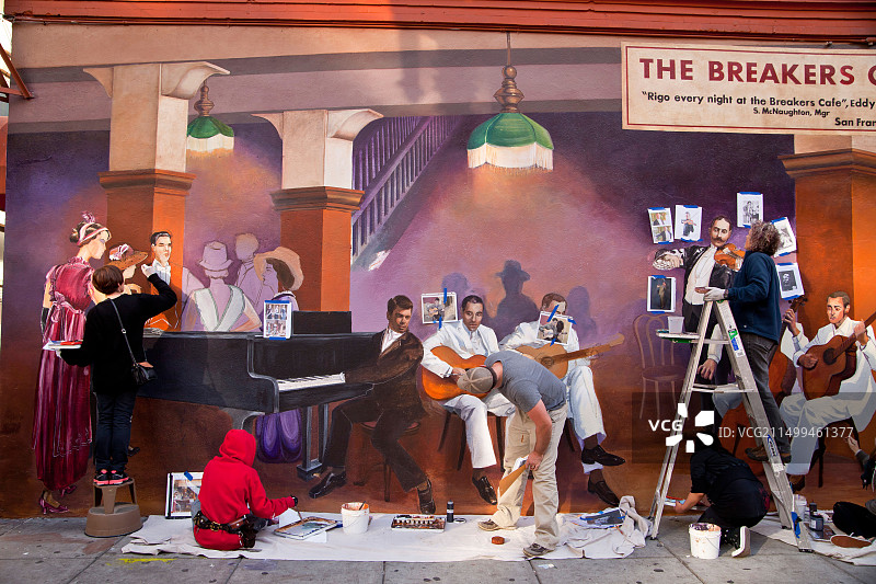 艺术家为美国加利福尼亚州旧金山Breakers咖啡馆创作壁画图片素材