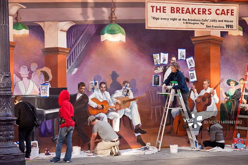 艺术家为美国加利福尼亚州旧金山Breakers咖啡馆创作壁画图片素材