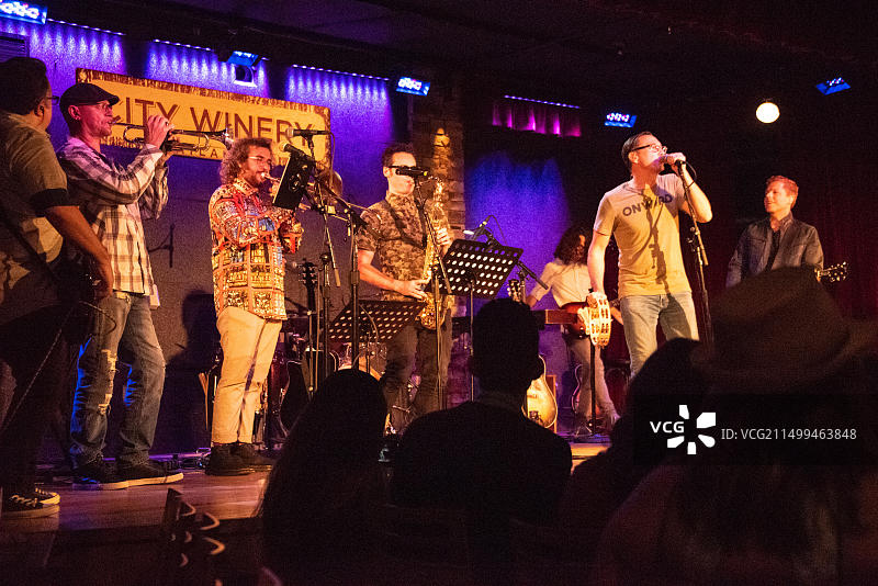 Smalltown Poets乐队在佐治亚州亚特兰大市葡萄酒庄园现场表演，特邀管乐组。（美国）图片素材