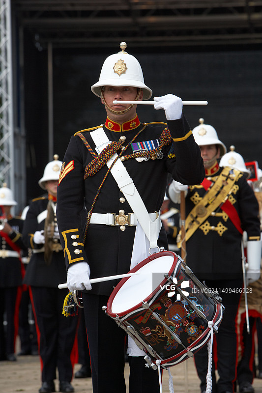 英国皇家海军陆战队军乐队在北爱尔兰班戈郡武装部队日的鼓号手图片素材