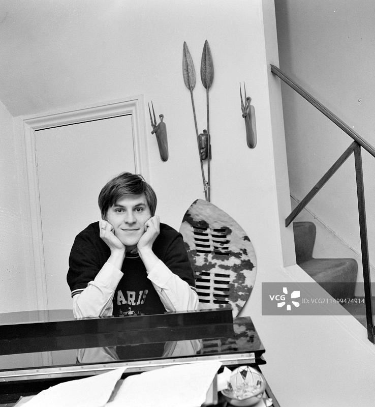 英国流行音乐家艾伦·普莱斯在伦敦图片素材