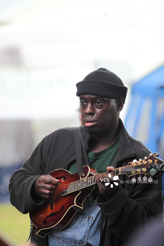 在英国格洛斯特郡迪德马顿蓝草音乐节上演奏曼陀林琴的乐手图片素材