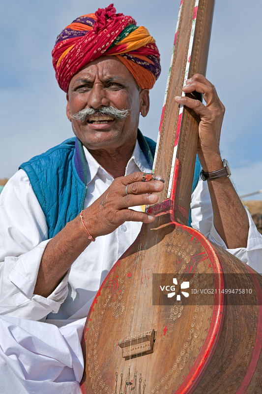 印度男人在拉贾斯坦邦演奏坦普拉琴图片素材