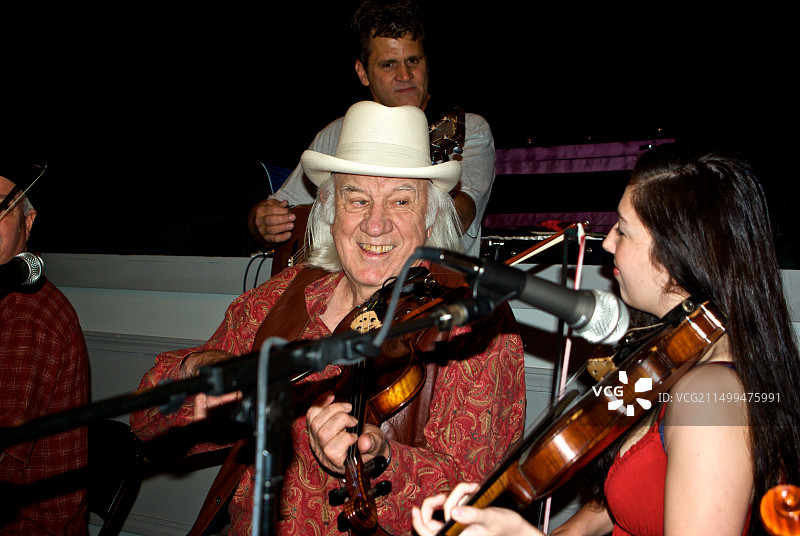 卡津音乐小提琴手哈德利·卡斯蒂在欧珀卢萨斯三角洲大剧院的即兴演奏图片素材