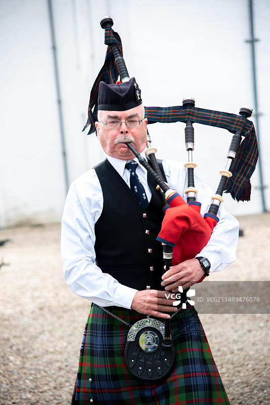 身着传统服饰的苏格兰风笛手在布莱尔城堡，阿索尔公爵和伯爵的祖居图片素材