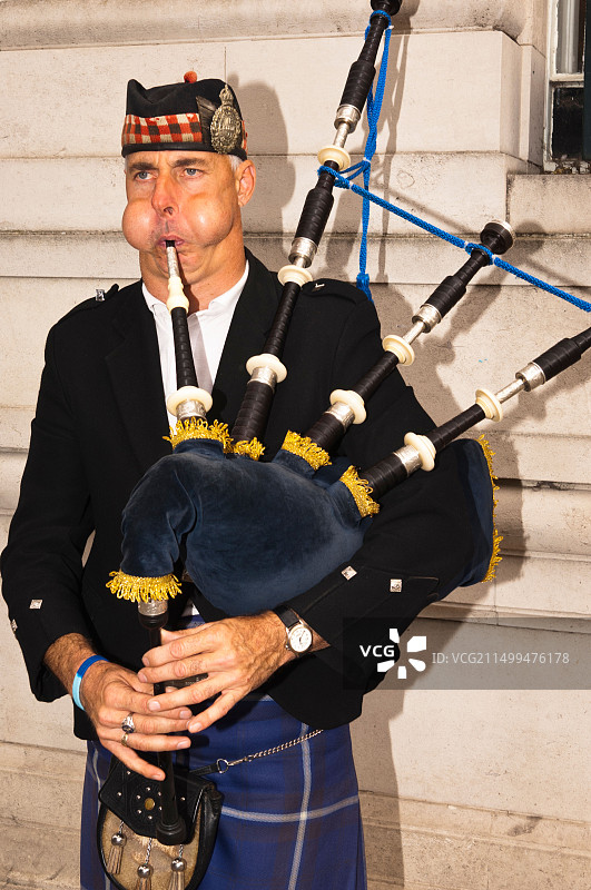 在英国诺里奇，街头艺人吹奏风笛图片素材