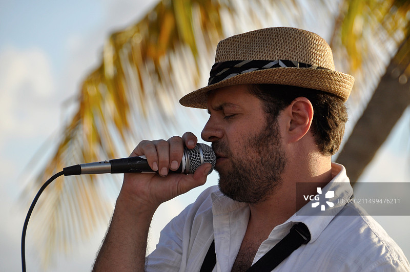 克里斯·克莱恩在美国维尔京群岛圣克罗伊弗雷德里克sted海滩酒吧唱歌图片素材