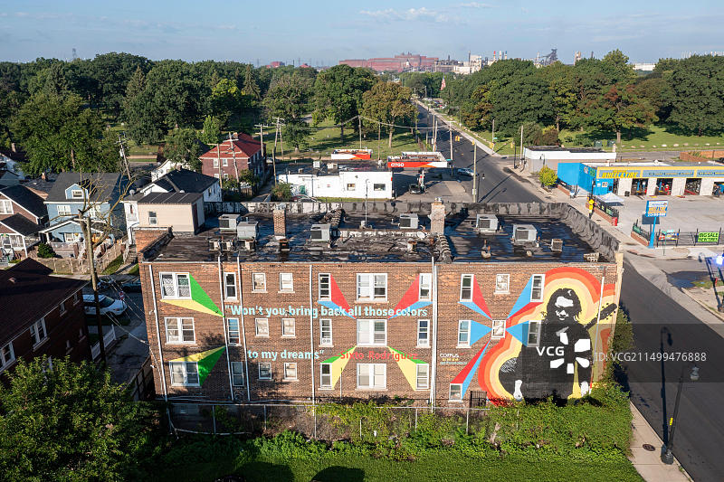 底特律，密歇根州，美国。2023年8月12日。底特律西南部一座建筑上的画作纪念歌手西斯托·罗德里格斯，他于2023年8月8日去世。罗德里格斯在美国鲜为人知，但在南非反种族隔离斗争期间（他自己并不知道）成为了巨星。在2012年纪录片《寻找小糖人》上映后，罗德里格斯在美国广为人知。这幅壁画由墨西哥裔美国艺术家埃尔顿·蒙罗伊于2020年创作。图片来源：Jim West/Alamy Live News图片素材