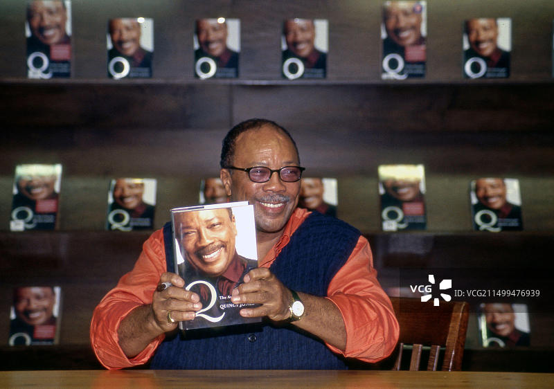 2001年昆西·琼斯在加利福尼亚州洛杉矶为其著作《Q》举行签名售书活动图片素材