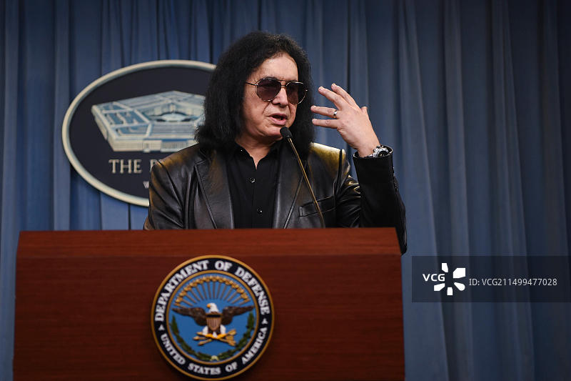 摇滚传奇人物KISS乐队吉恩·西蒙斯在五角大楼会见士兵并回答问题（2019年5月16日，华盛顿特区）图片素材