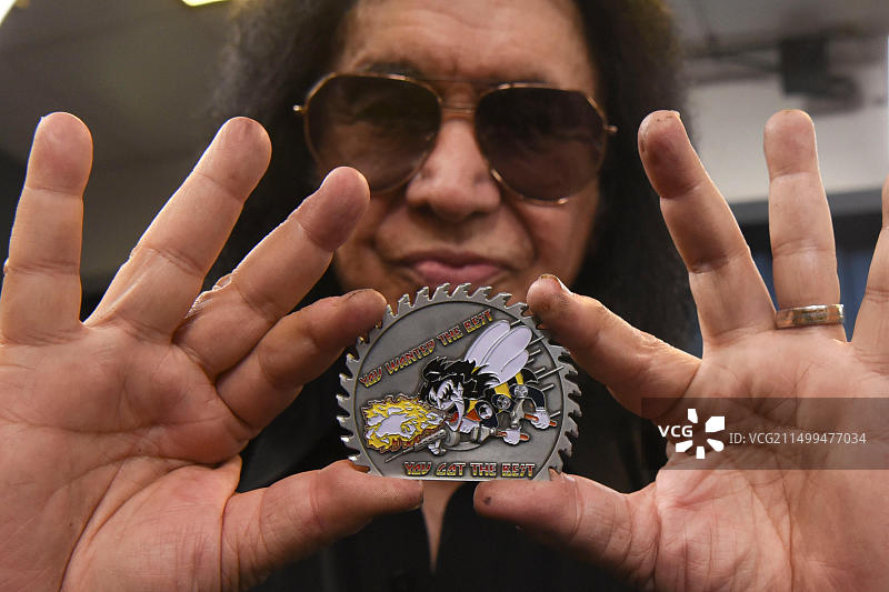 KISS乐队的摇滚传奇人物吉恩·西蒙斯在五角大楼的见面会上展示了一枚定制纪念币，华盛顿特区，2019年5月16日图片素材