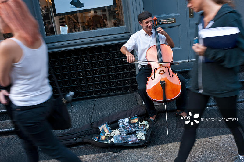 2010年9月18日，纽约苏荷区，大提琴家彼得·莱维在街头表演图片素材
