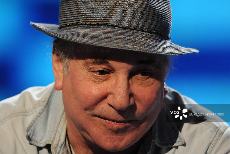 2016年7月24日，美国宾夕法尼亚州费城：歌手保罗·西蒙在民主党全国代表大会上彩排。图片素材