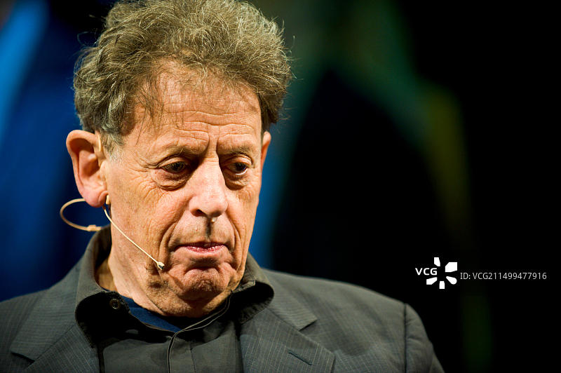 美国作曲家菲利普·格拉斯在英国威尔士海伊艺术节上谈论他的作品图片素材