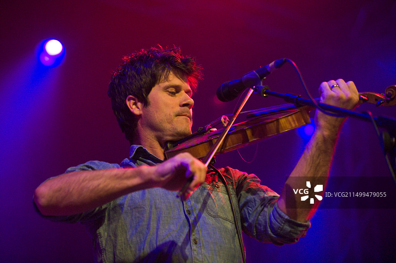 赛斯·莱克曼在英国威尔士海伊艺术节上与乐队同台演奏小提琴图片素材