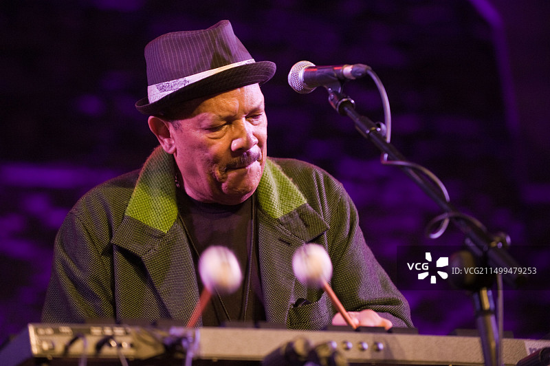 罗伊·艾尔斯在2012年布雷肯爵士音乐节上与乐队演出图片素材