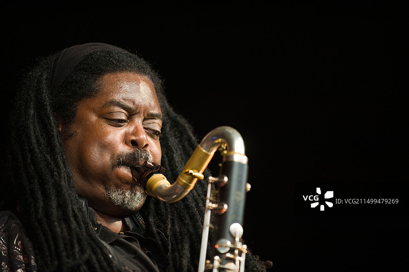 考特尼·派恩在布雷肯爵士音乐节上用低音单簧管与乐队合奏图片素材