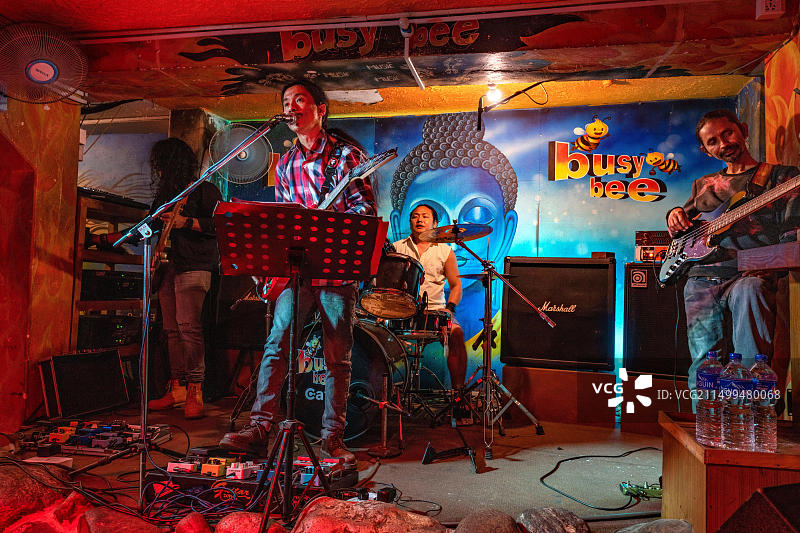 尼泊尔甘达基省博卡拉繁忙蜜蜂酒吧图片素材
