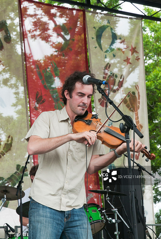 路易斯安那州卡津乡村布罗桥年度小龙虾节乐队演奏卡津音乐，乔尔·萨沃伊演奏小提琴图片素材