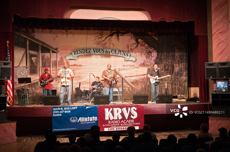 路易斯安那州尤尼斯自由剧院建于1927年，周六晚现场音乐广播科里·莱德·扎德科乐队图片素材