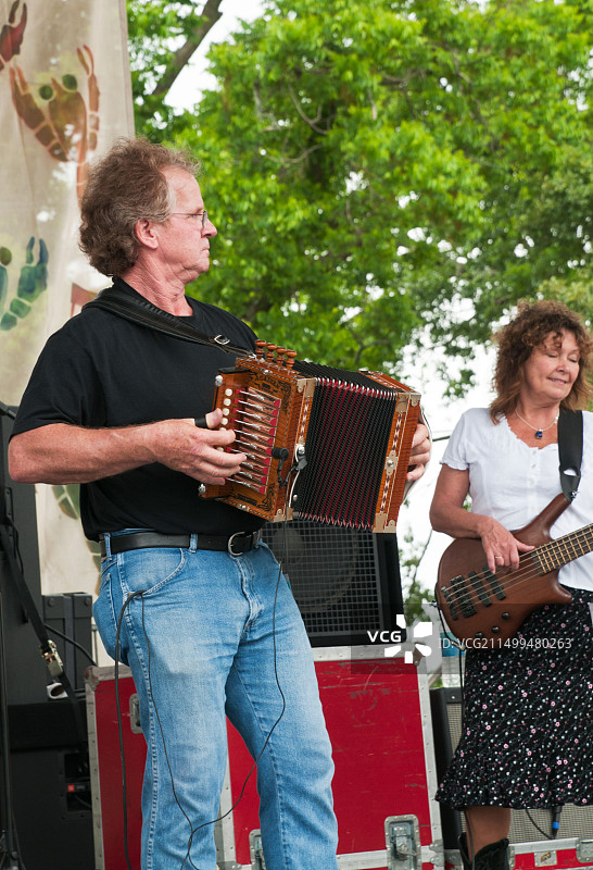 路易斯安那州卡津乡村年度小龙虾节：杰西·莱格演奏卡津手风琴，伊芙琳·施耐德演奏贝斯图片素材