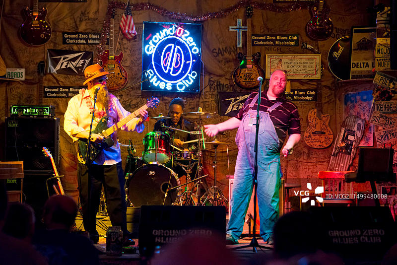 美国密西西比州克拉克斯代尔，All Night Long蓝调乐队在摩根·弗里曼的Ground Zero Juke Joint演出图片素材