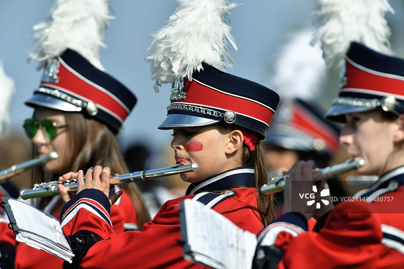 身着全套制服的乐队音乐家在场外表演，美国图片素材