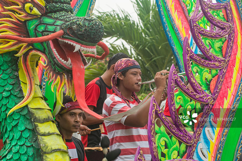 印度尼西亚苏梅内普迎宾龙的喇叭手图片素材