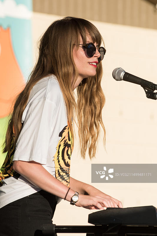 在湾景社区洪堡公园举行的山丘音乐节上的音乐表演图片素材