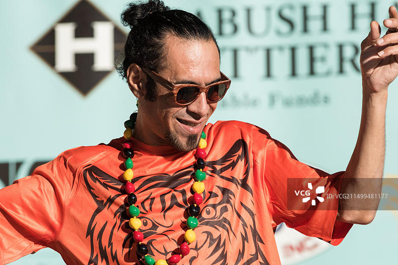 在湾景社区洪堡公园举行的山丘音乐节上的音乐表演图片素材