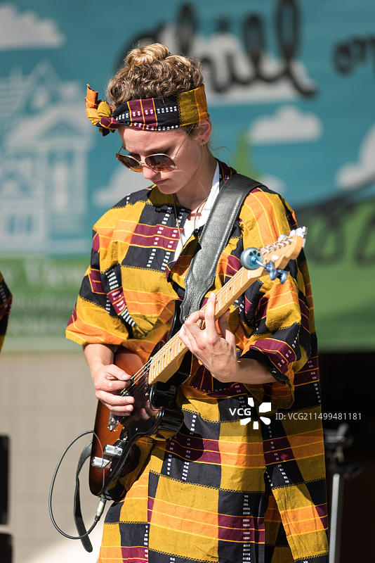 在湾景社区洪堡公园举行的山丘音乐节上的音乐表演图片素材