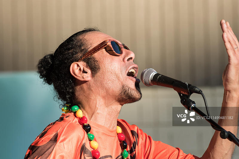 在湾景社区洪堡公园举行的山丘音乐节上的音乐表演图片素材