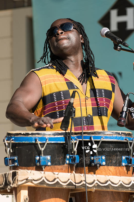 在湾景社区洪堡公园举行的山丘音乐节上的音乐表演图片素材