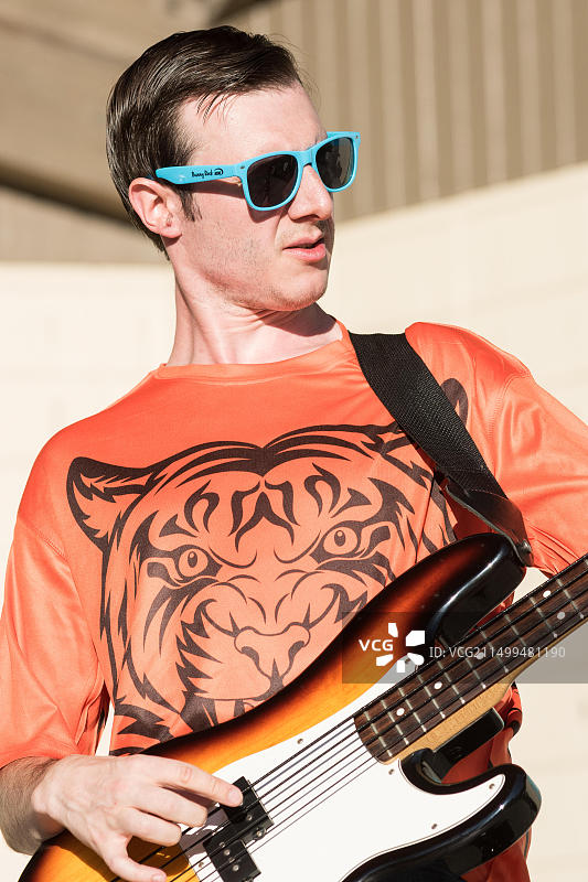 在湾景社区洪堡公园举行的山丘音乐节上的音乐表演图片素材