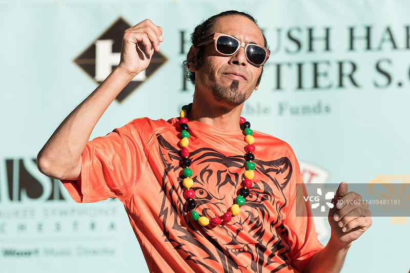 在湾景社区洪堡公园举行的山丘音乐节上的音乐表演图片素材