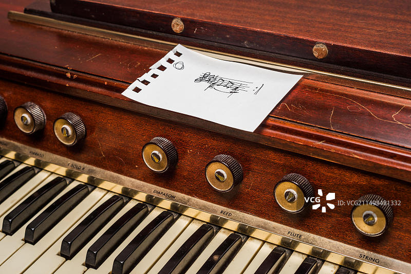 写在老式风琴纸上的音符图片素材